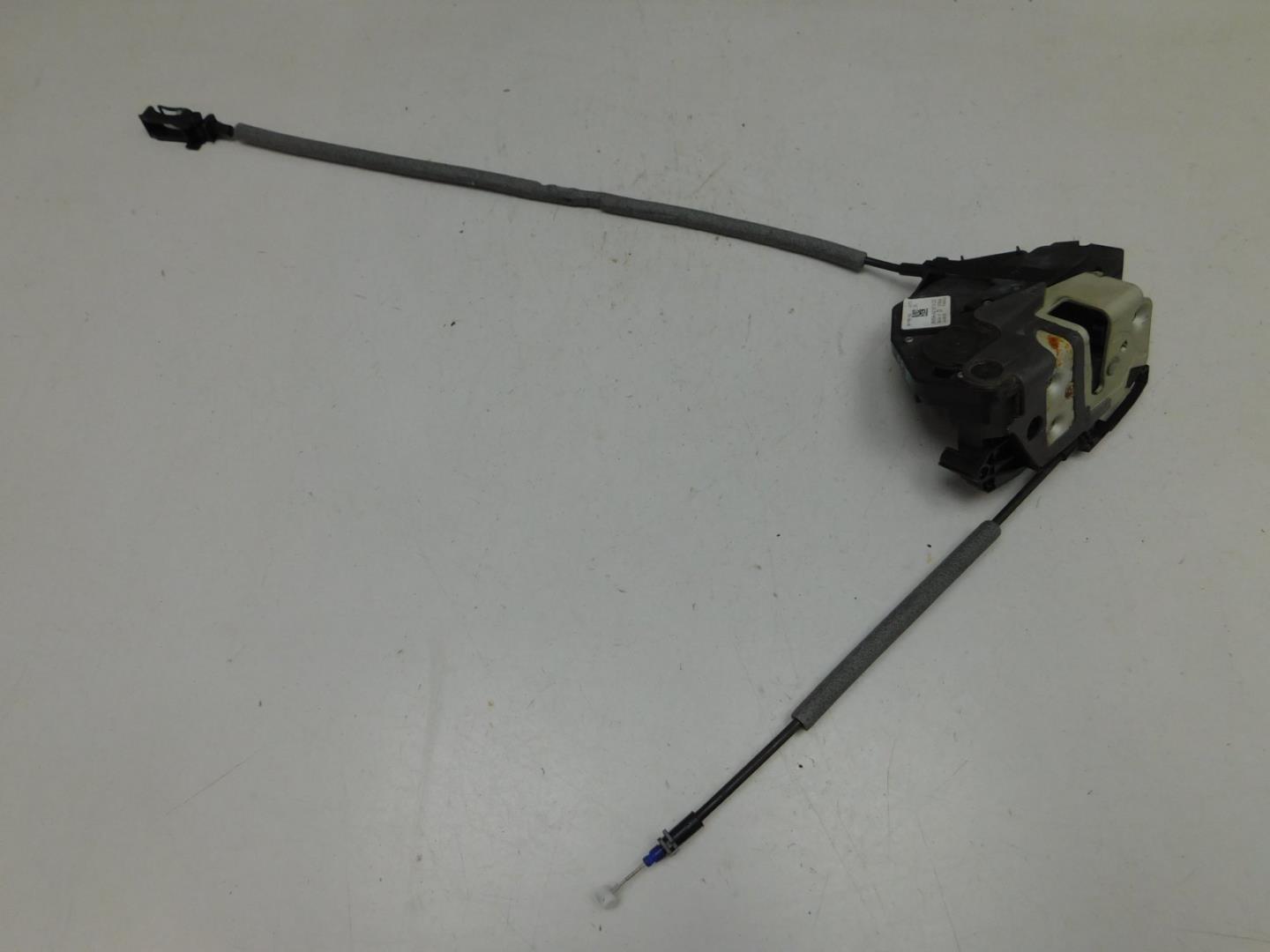 Замок двери передней левой