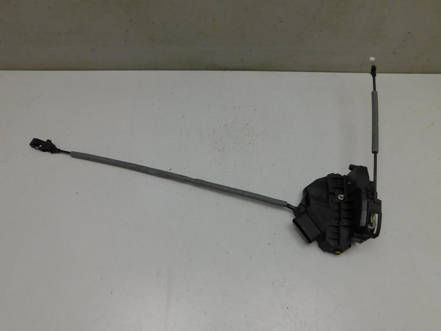 Замок двери передней левой