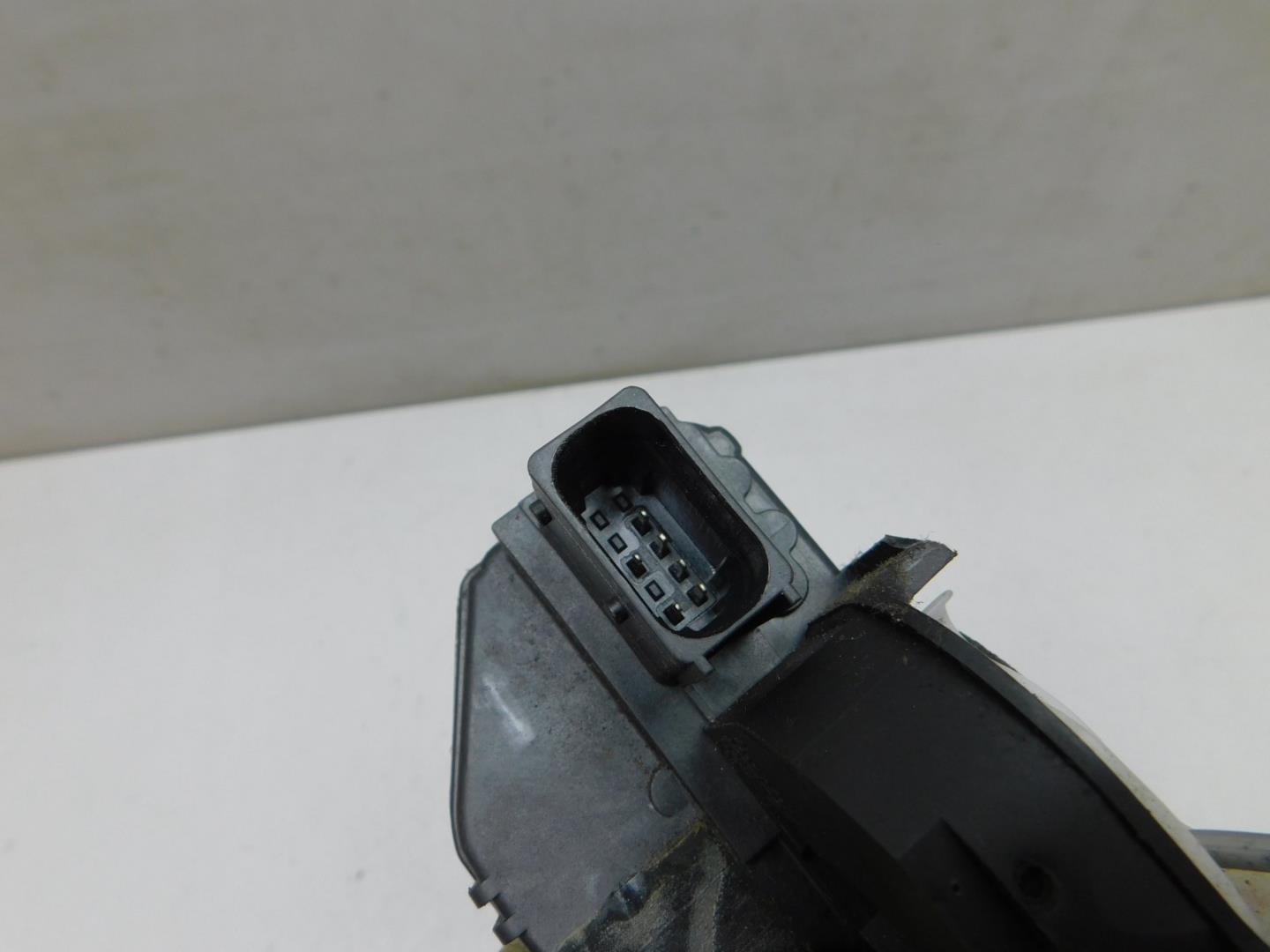 Замок двери передней правой