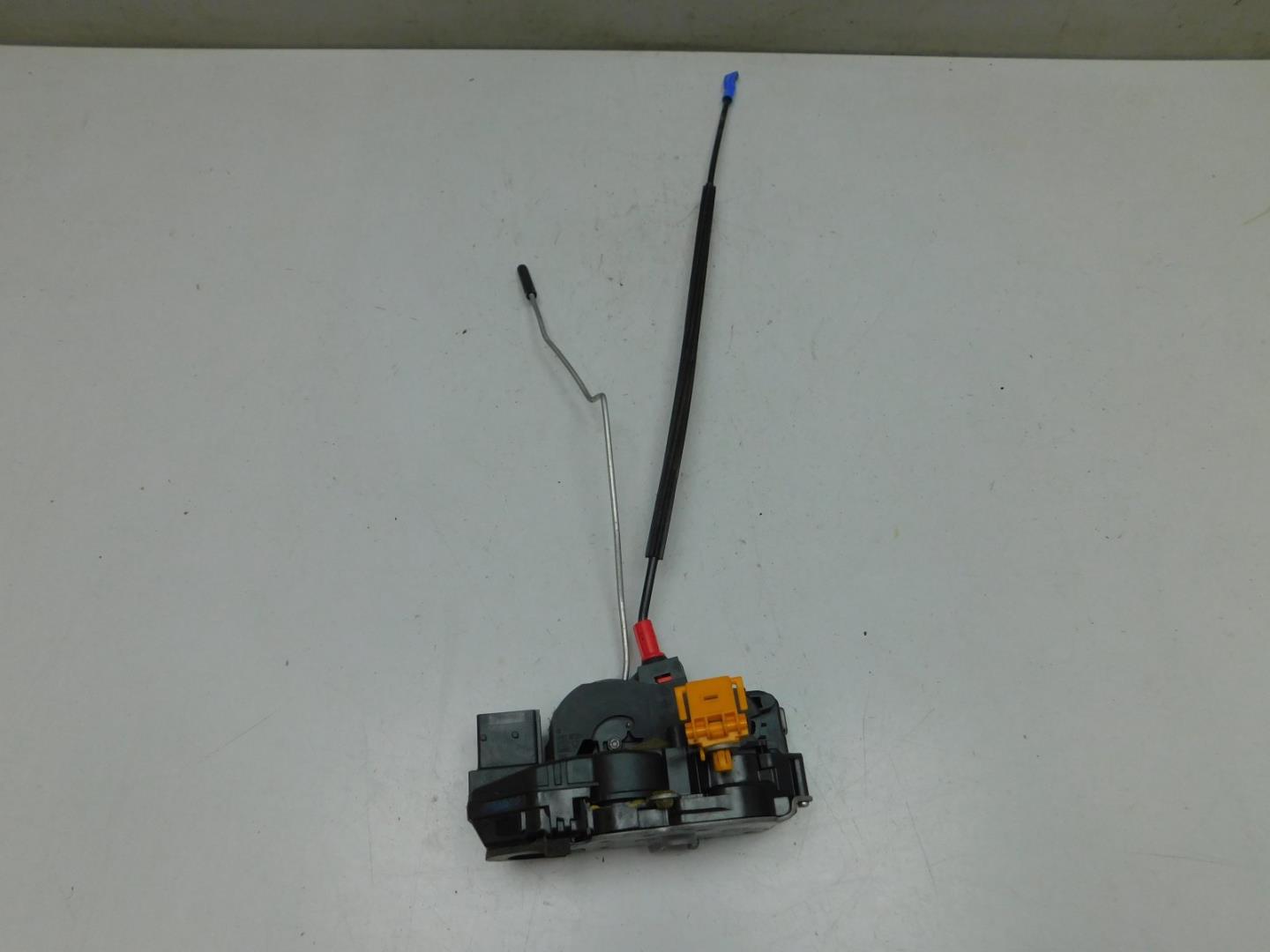 Замок двери передней правой