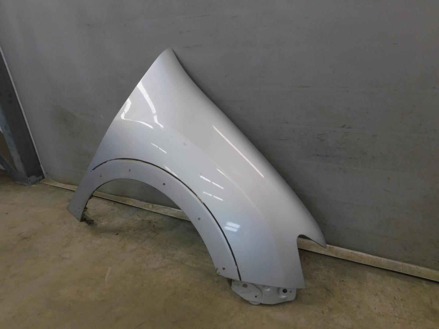 Крыло переднее правое