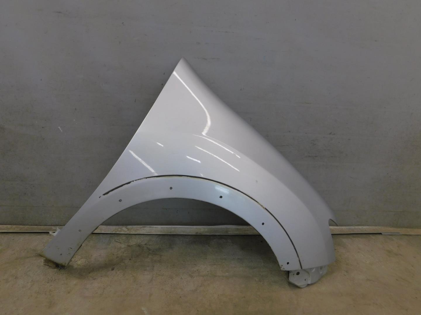 Крыло переднее правое