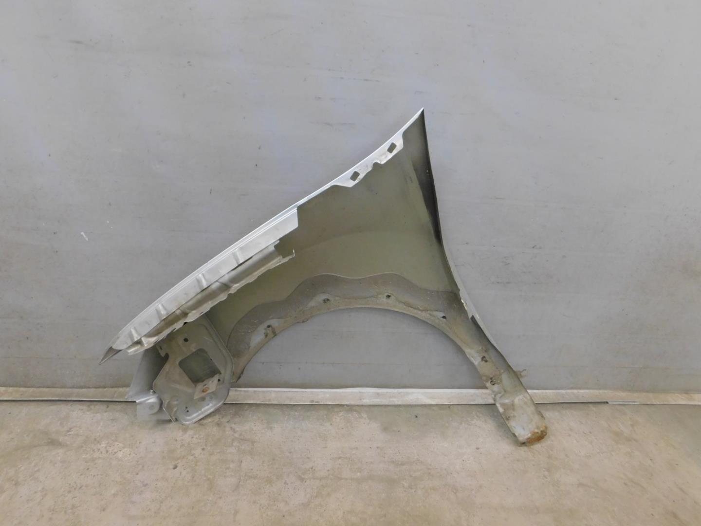 Крыло переднее правое