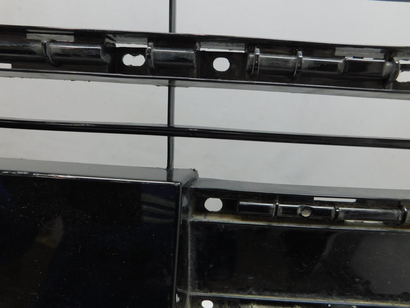 Решетка в бампер центральная