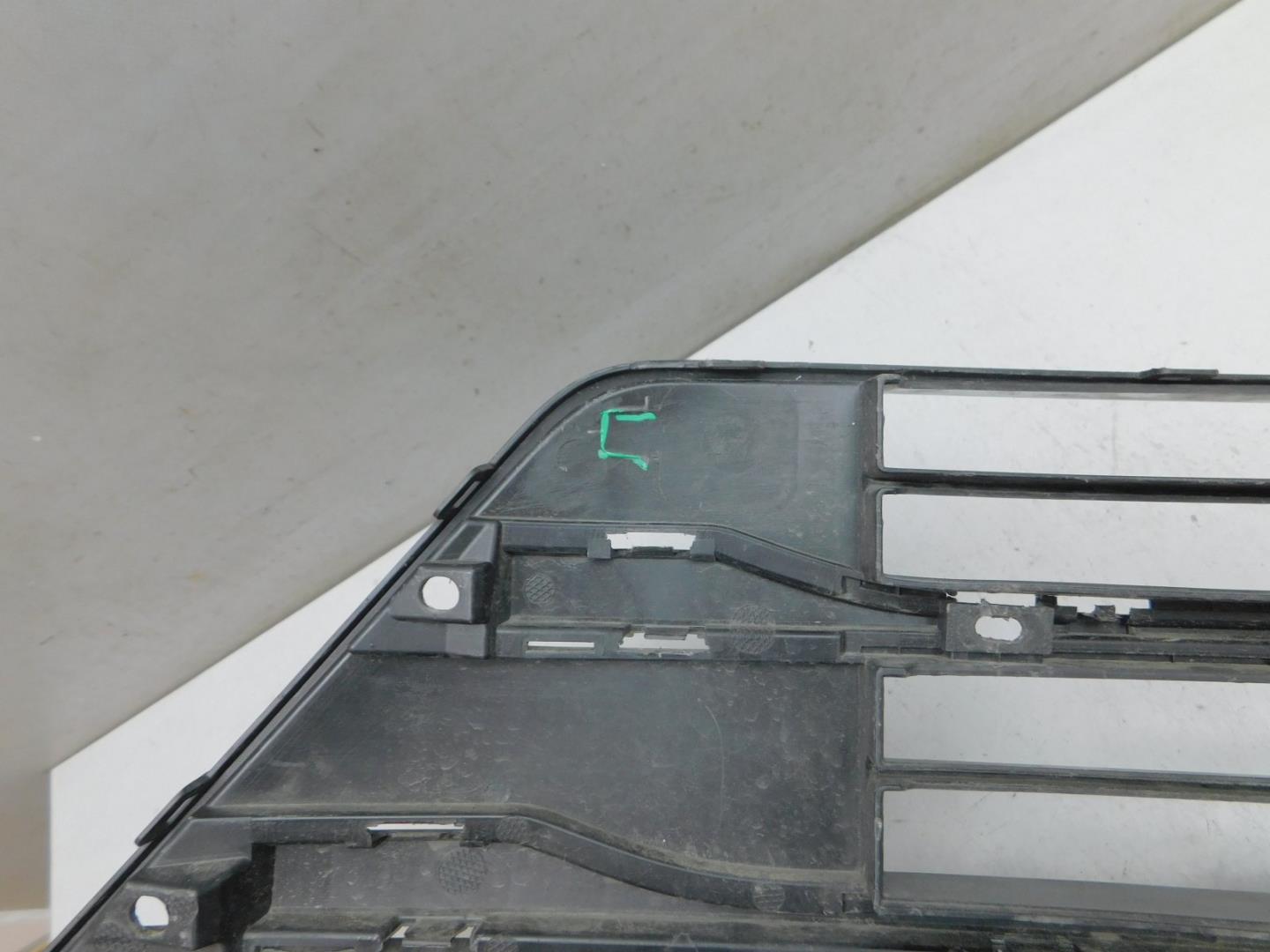 Решетка в бампер центральная