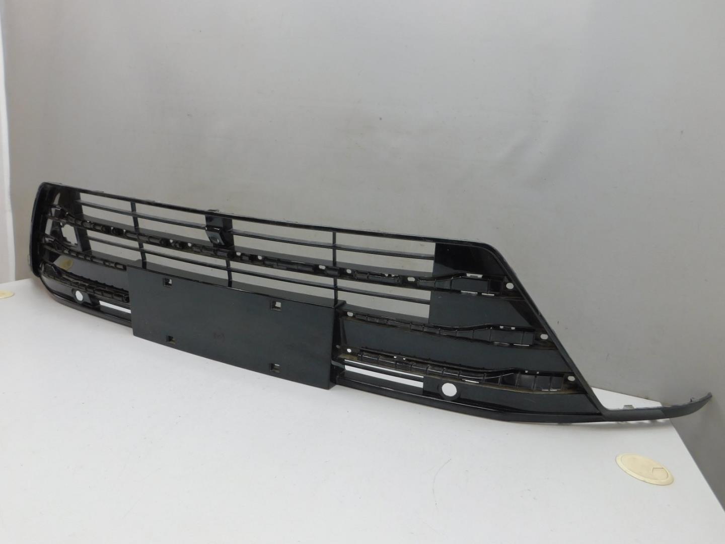 Решетка в бампер центральная