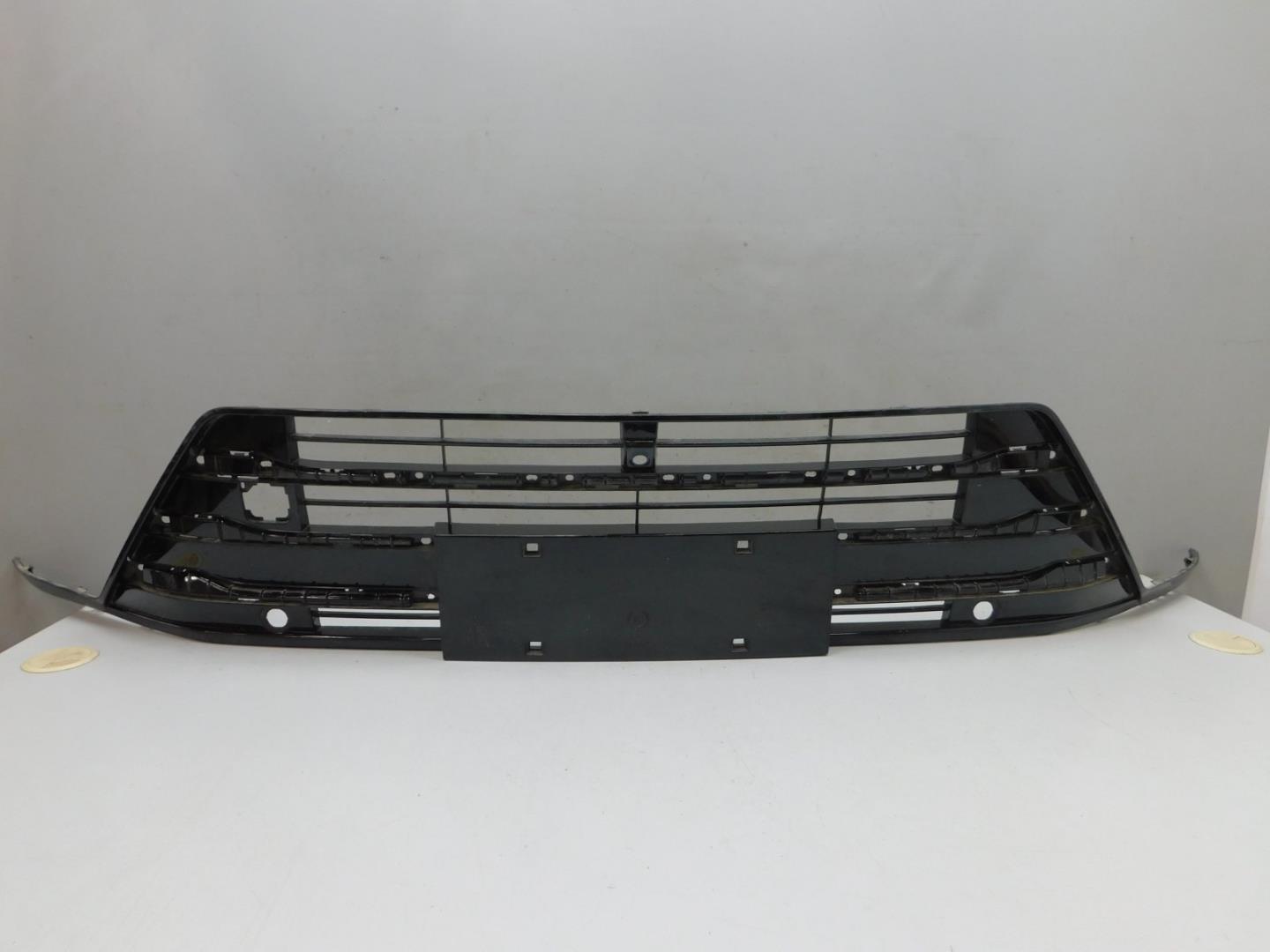 Решетка в бампер центральная