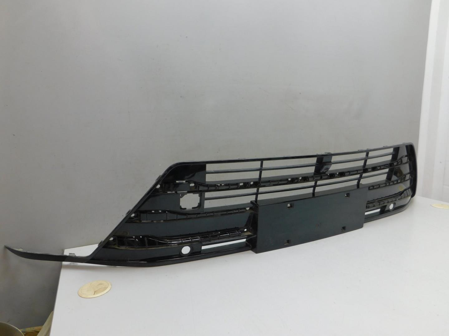 Решетка в бампер центральная