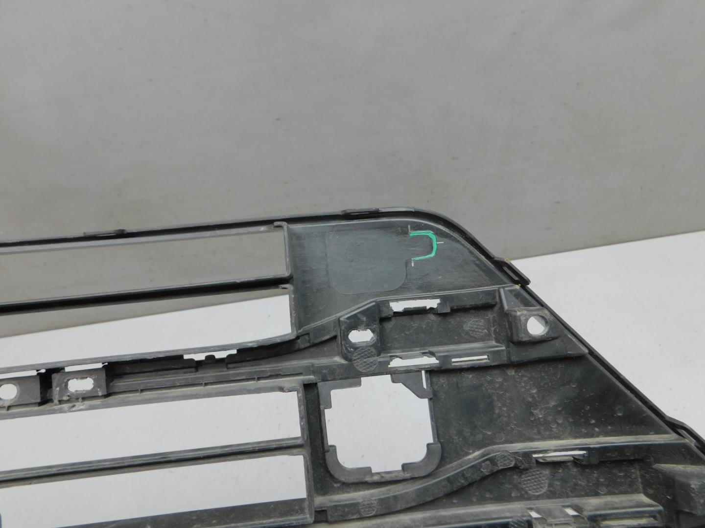 Решетка в бампер центральная