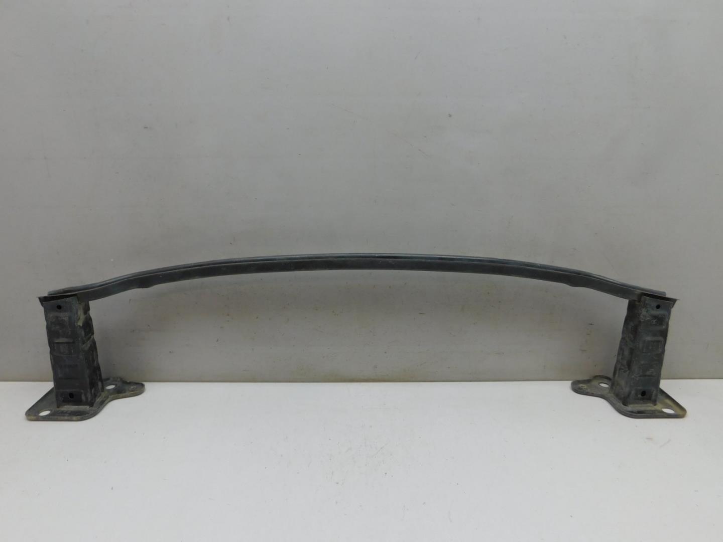 Усилитель переднего бампера