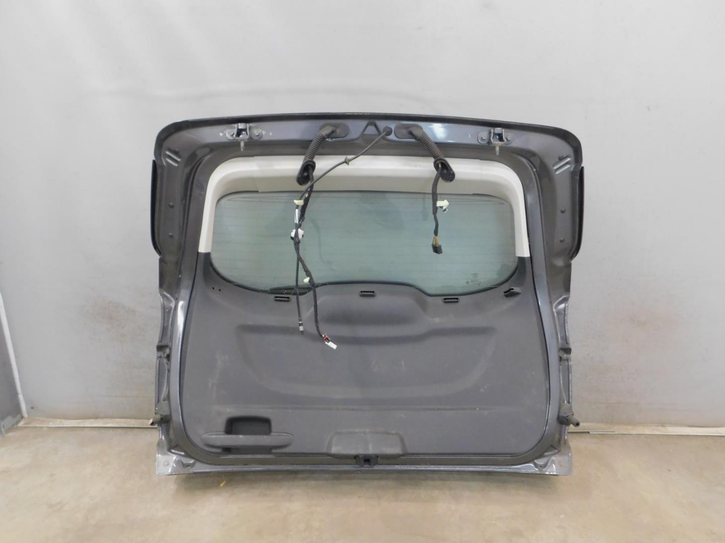 Дверь багажника