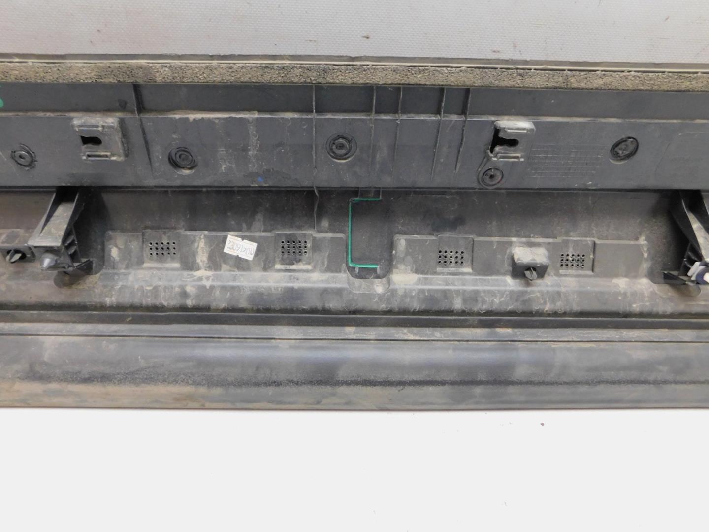 Накладка двери передней правой