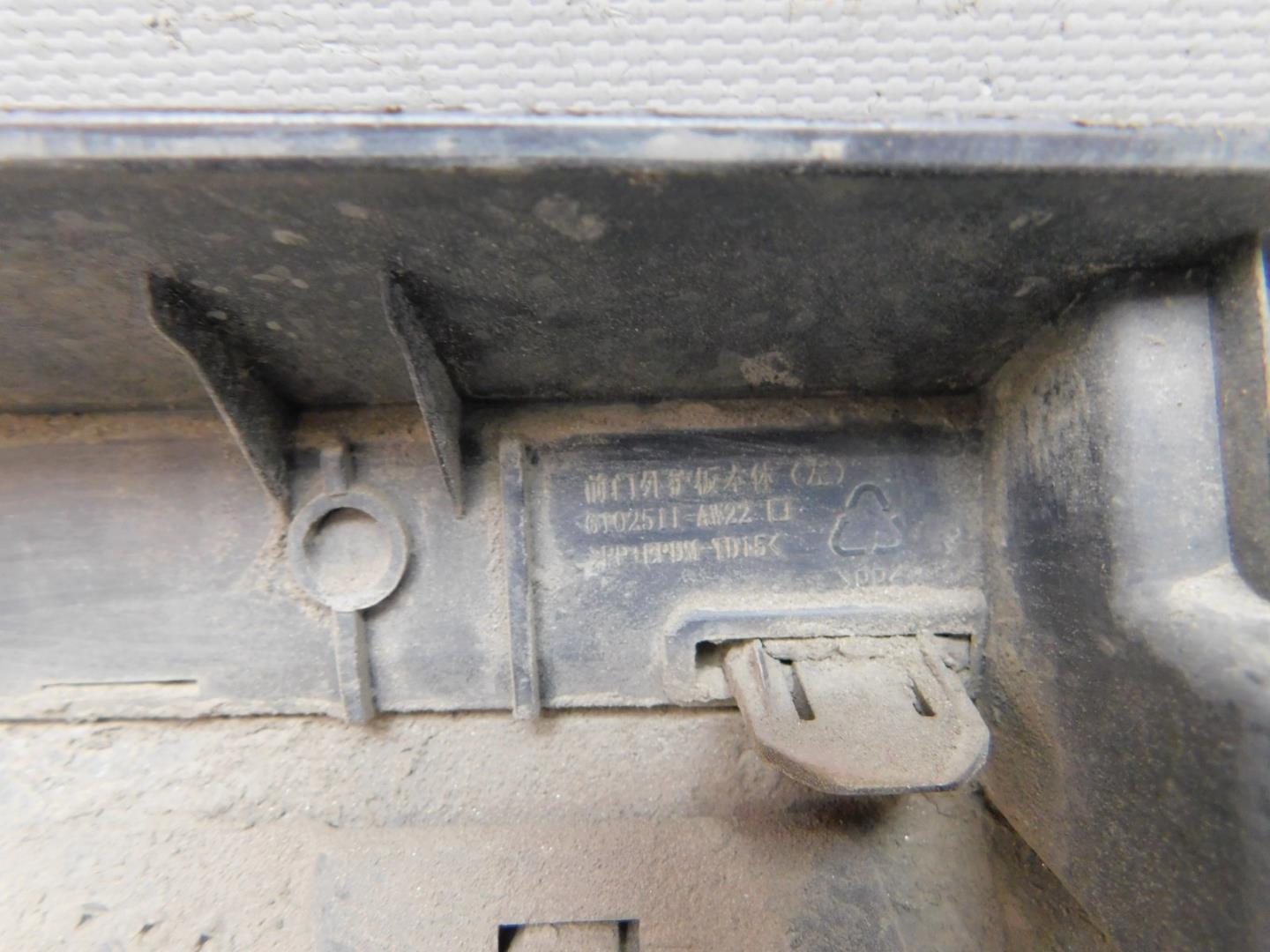 Накладка двери передней левой