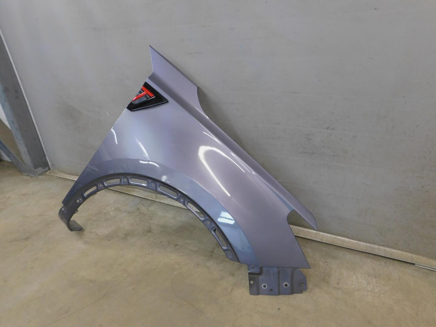 Крыло переднее правое