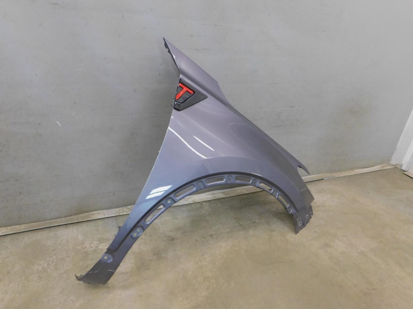 Крыло переднее правое