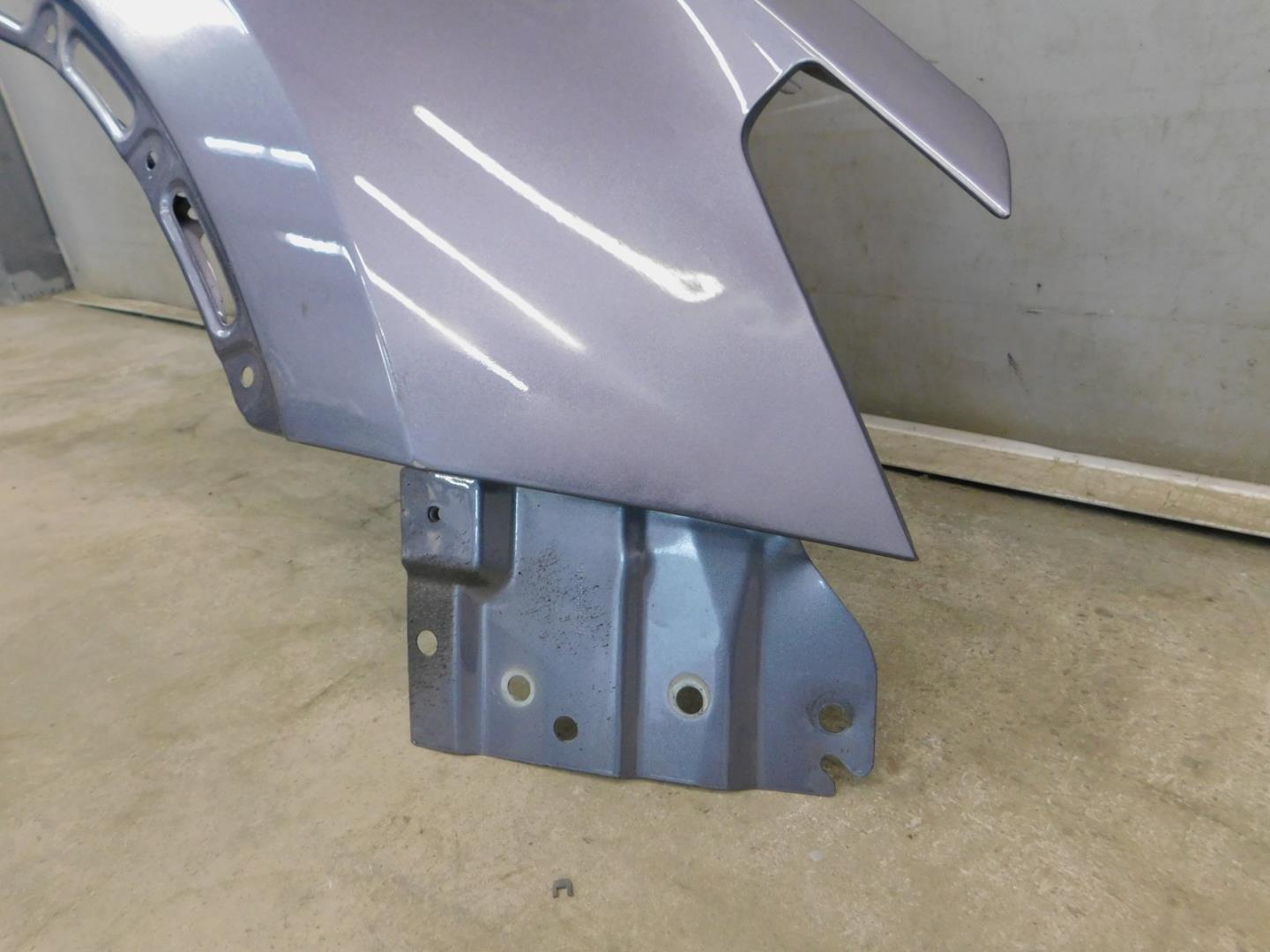 Крыло переднее правое