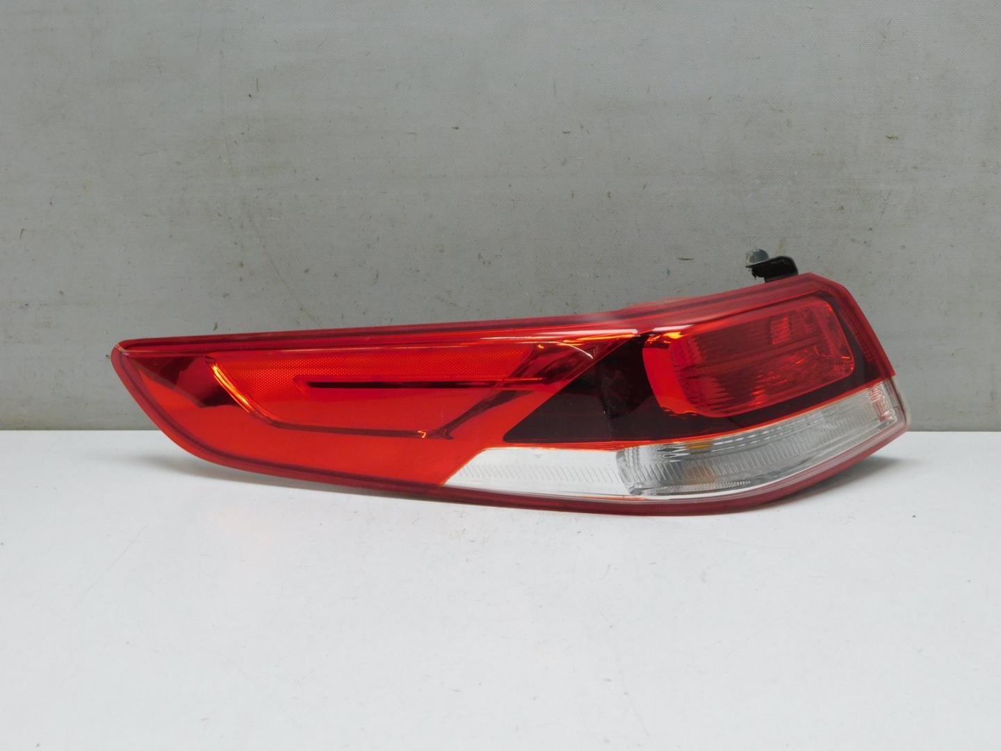 Фонарь задний наружный левый