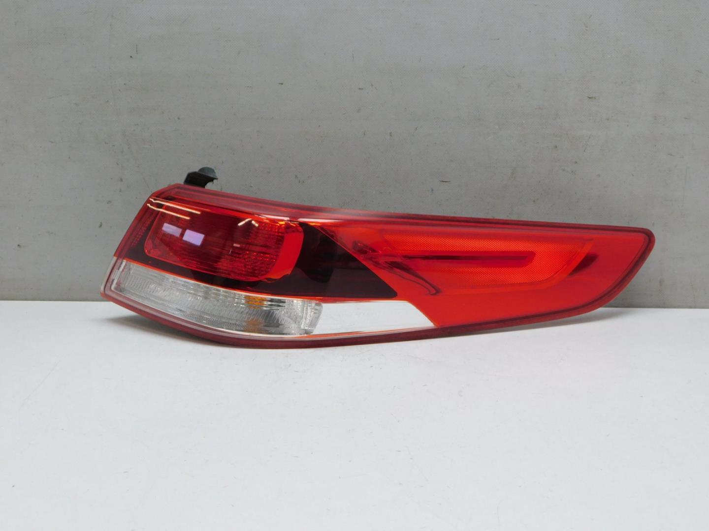 Фонарь задний наружный правый