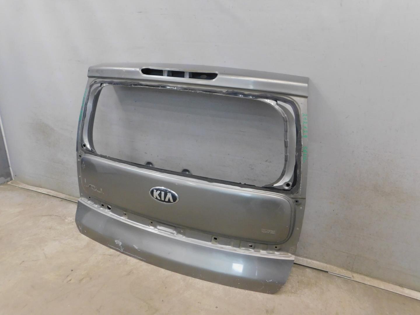 Дверь багажника