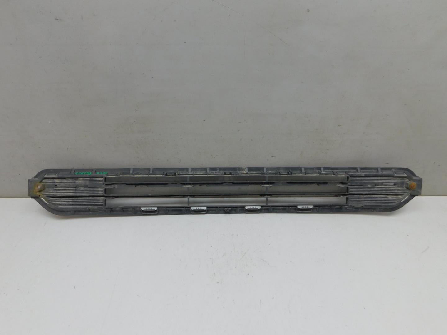 Решетка в бампер центральная