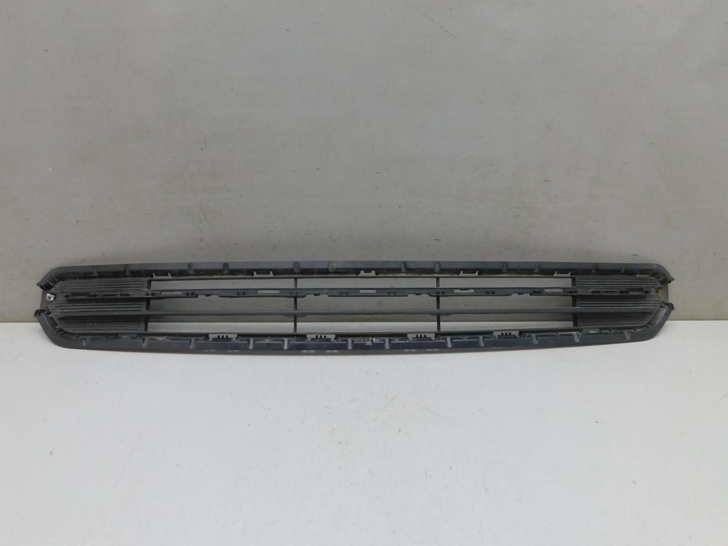 Решетка в бампер центральная