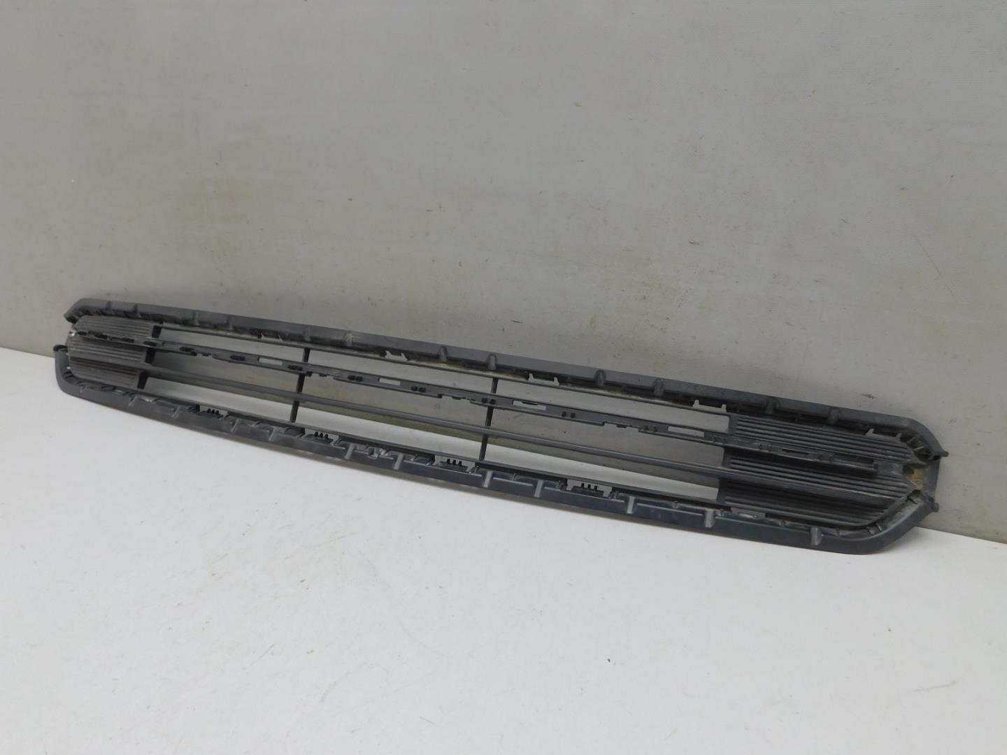 Решетка в бампер центральная