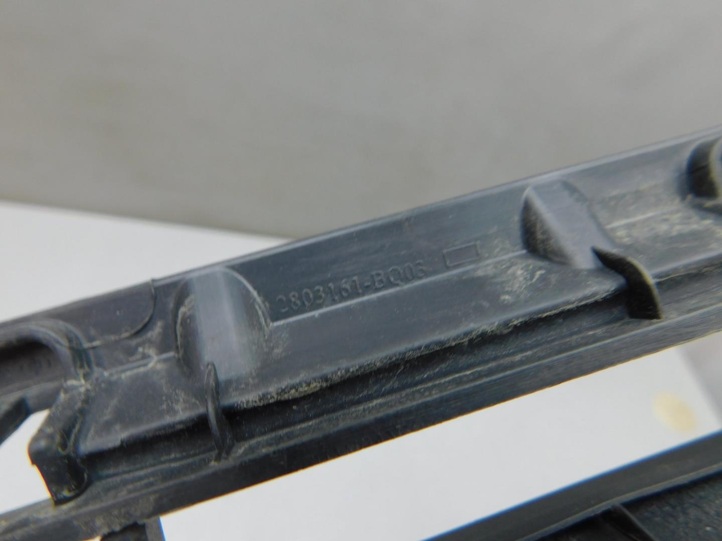 Решетка в бампер центральная