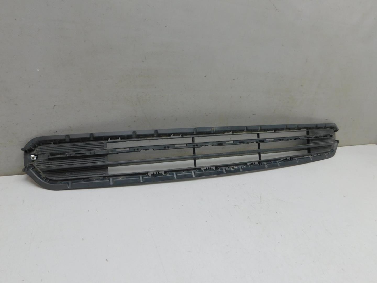 Решетка в бампер центральная