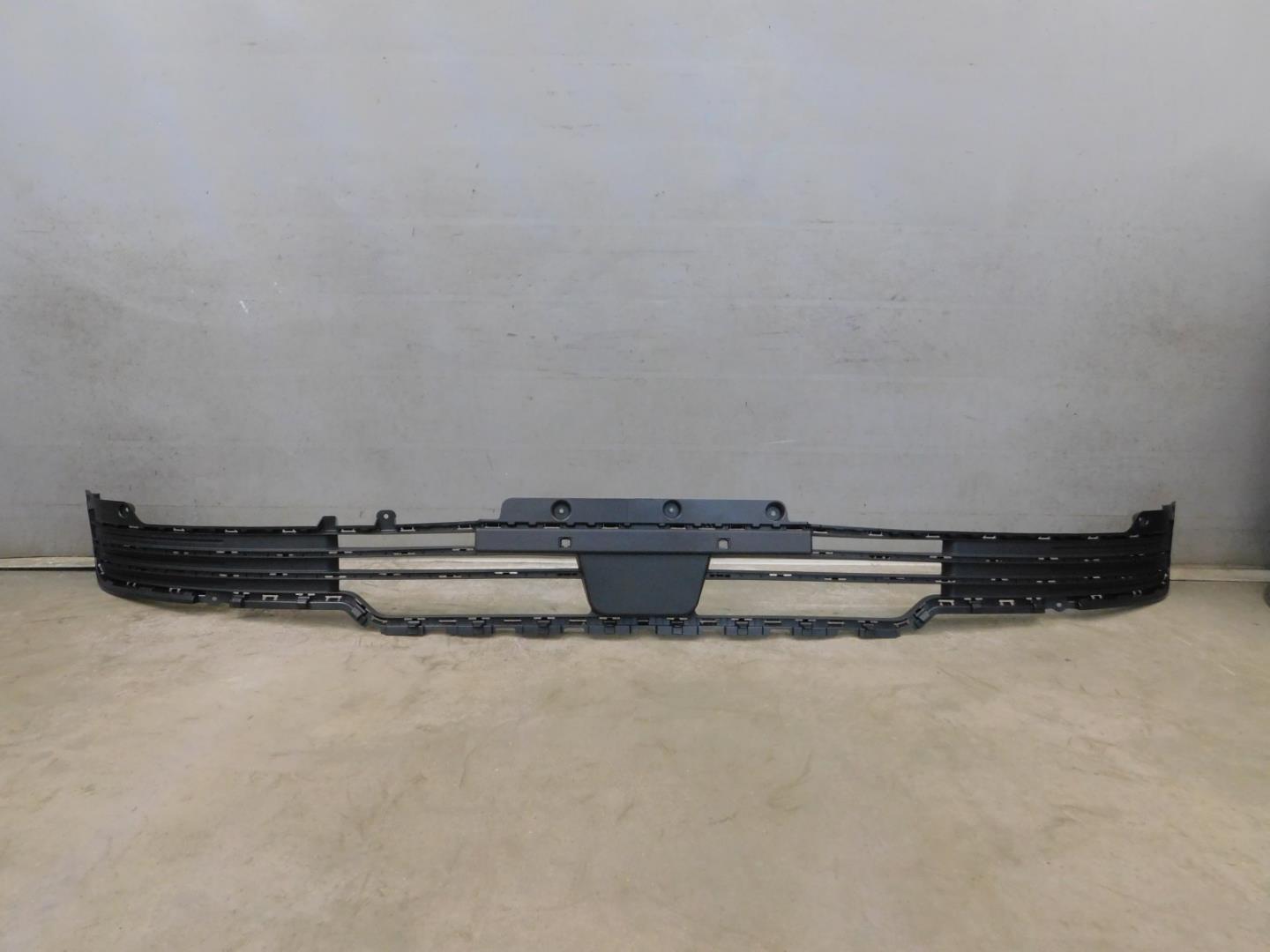 Решетка в бампер центральная