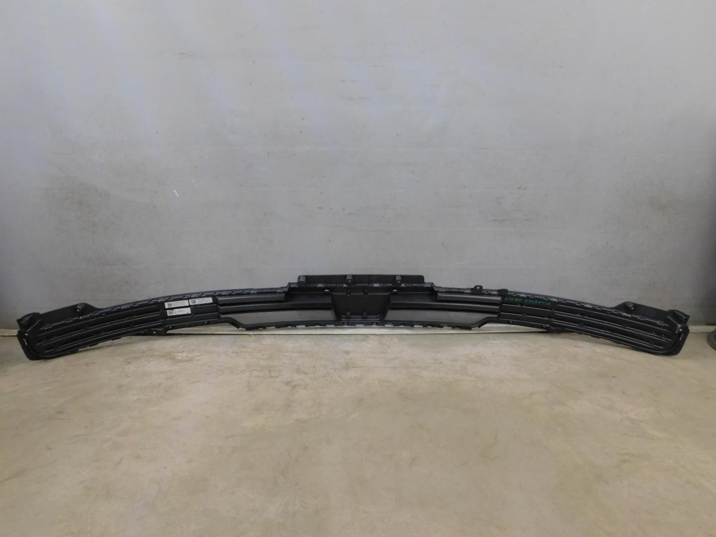 Решетка в бампер центральная