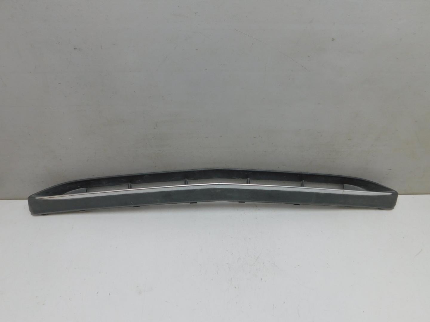 Решетка в бампер центральная