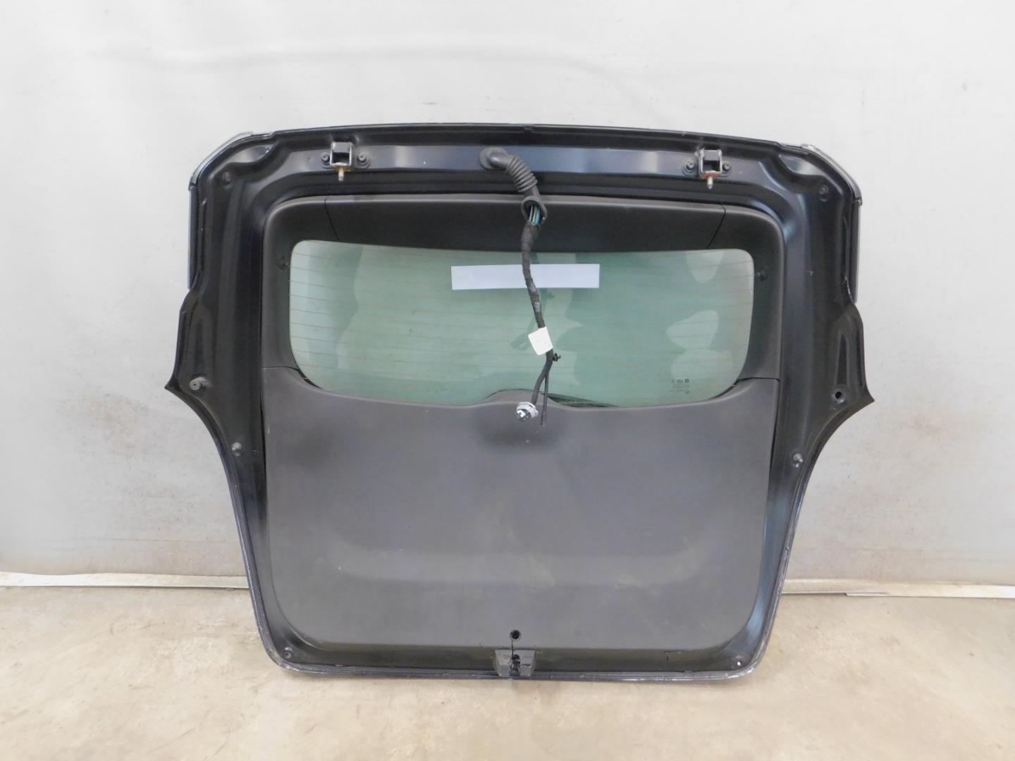 Дверь багажника