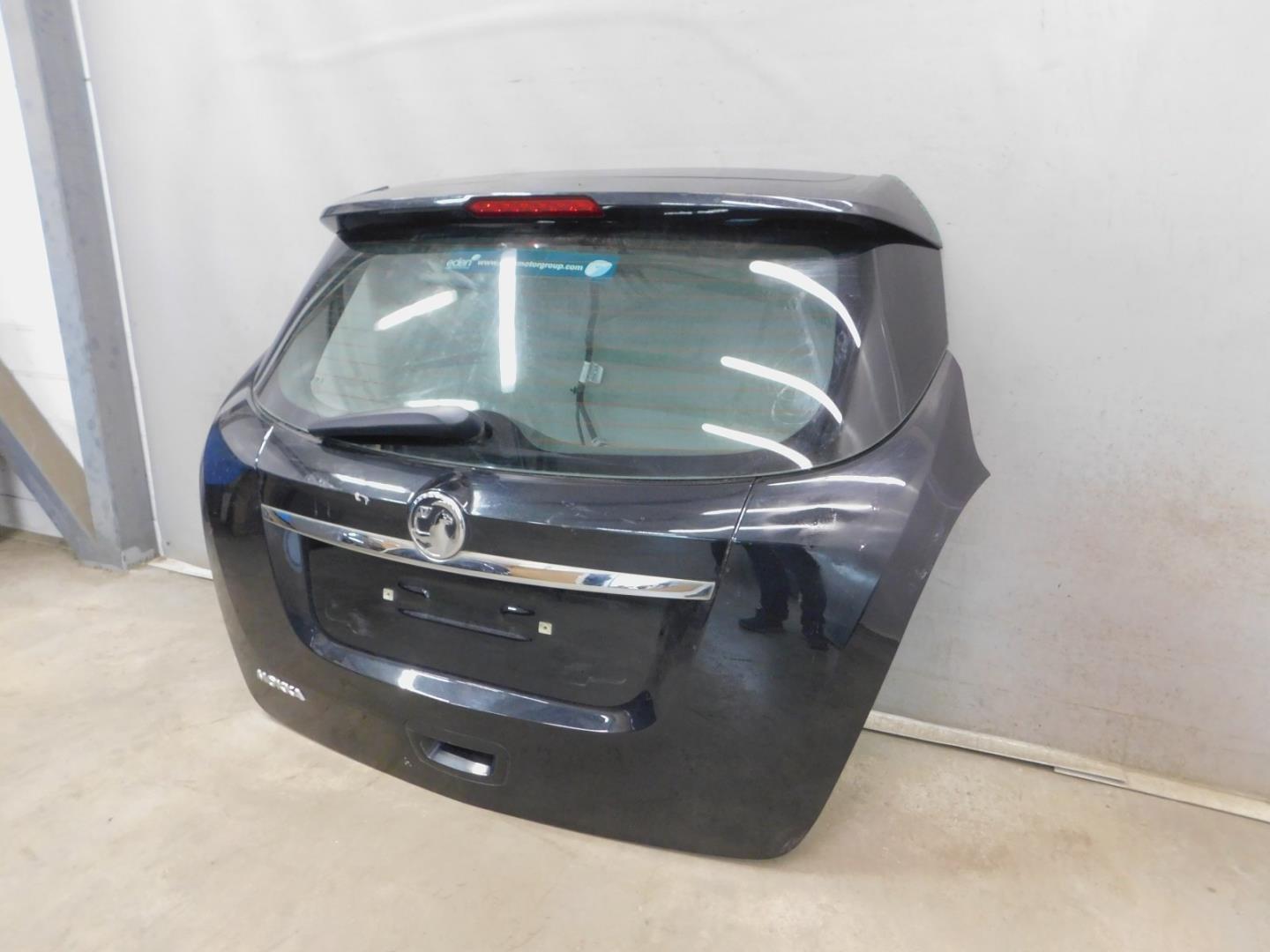 Дверь багажника