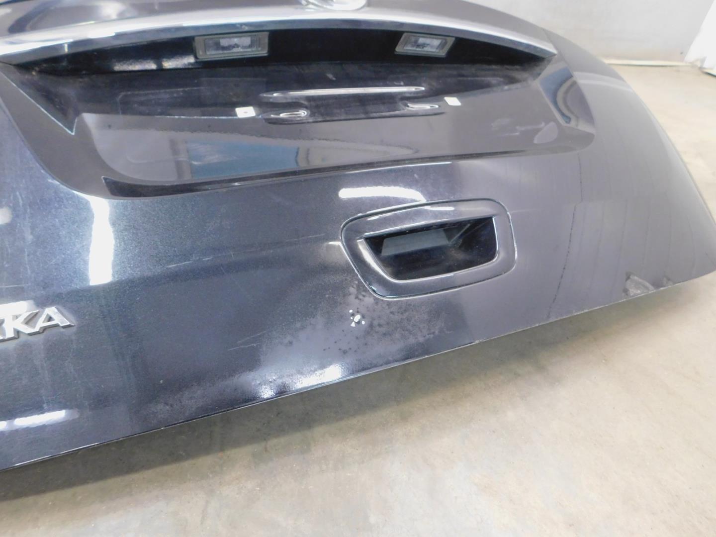 Дверь багажника