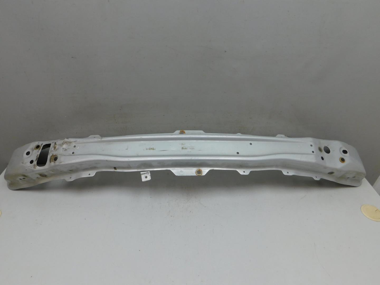 Усилитель переднего бампера