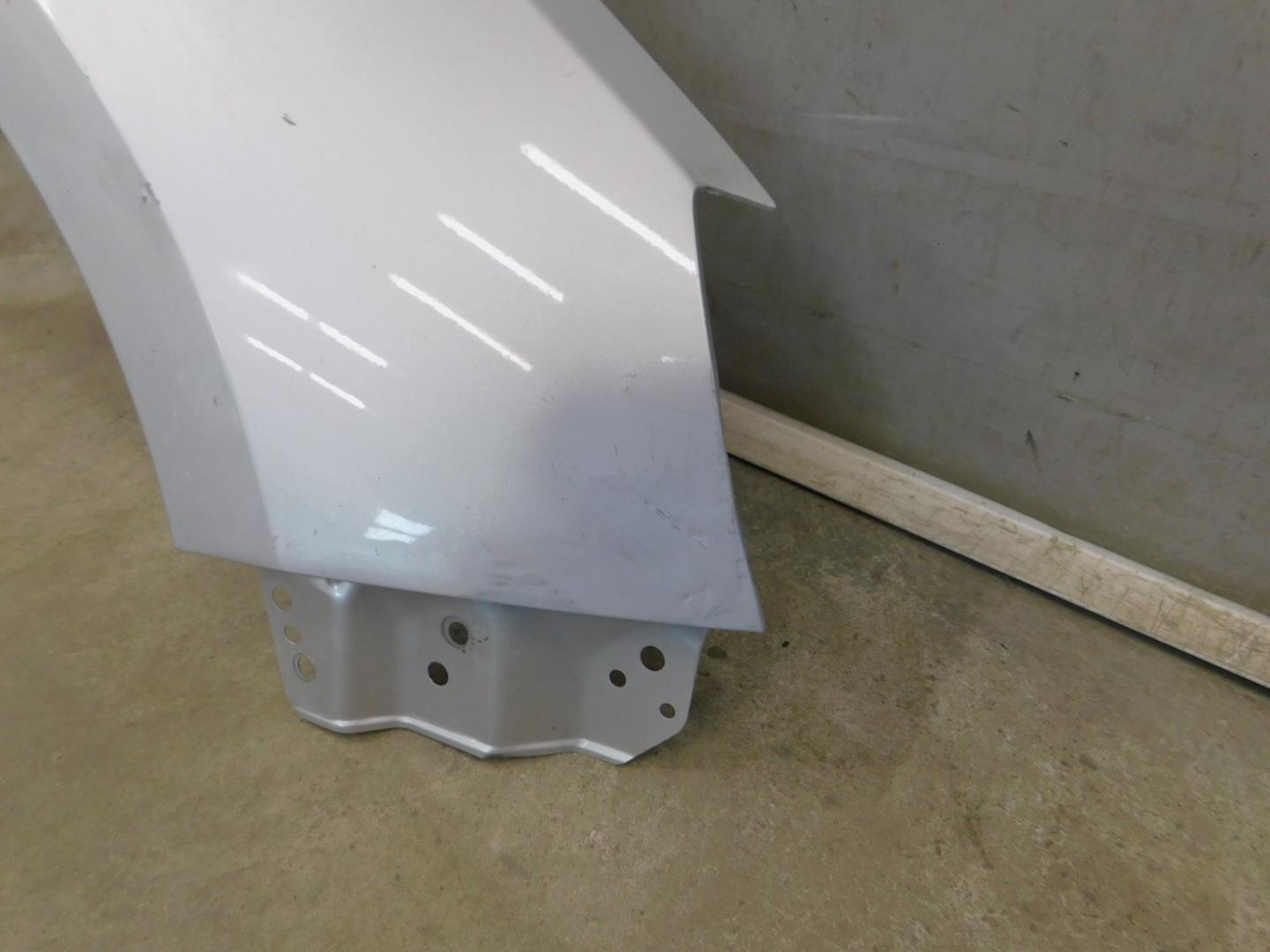 Крыло переднее правое