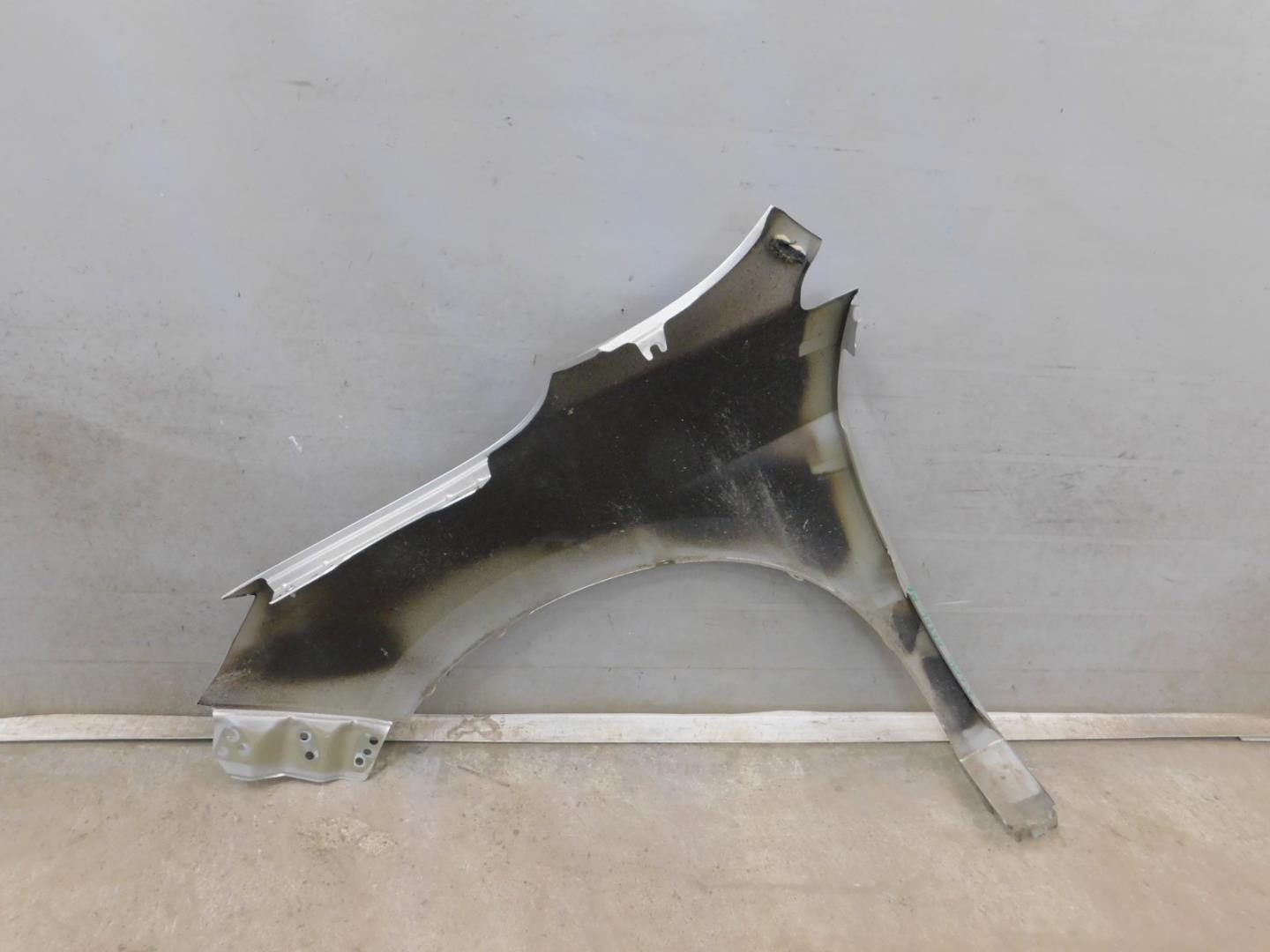 Крыло переднее правое