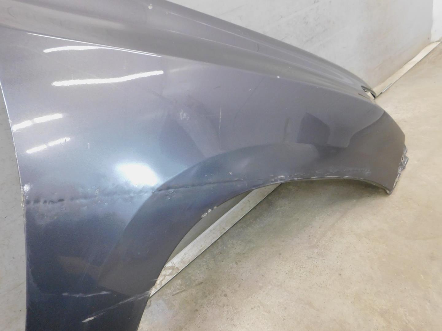 Крыло переднее правое