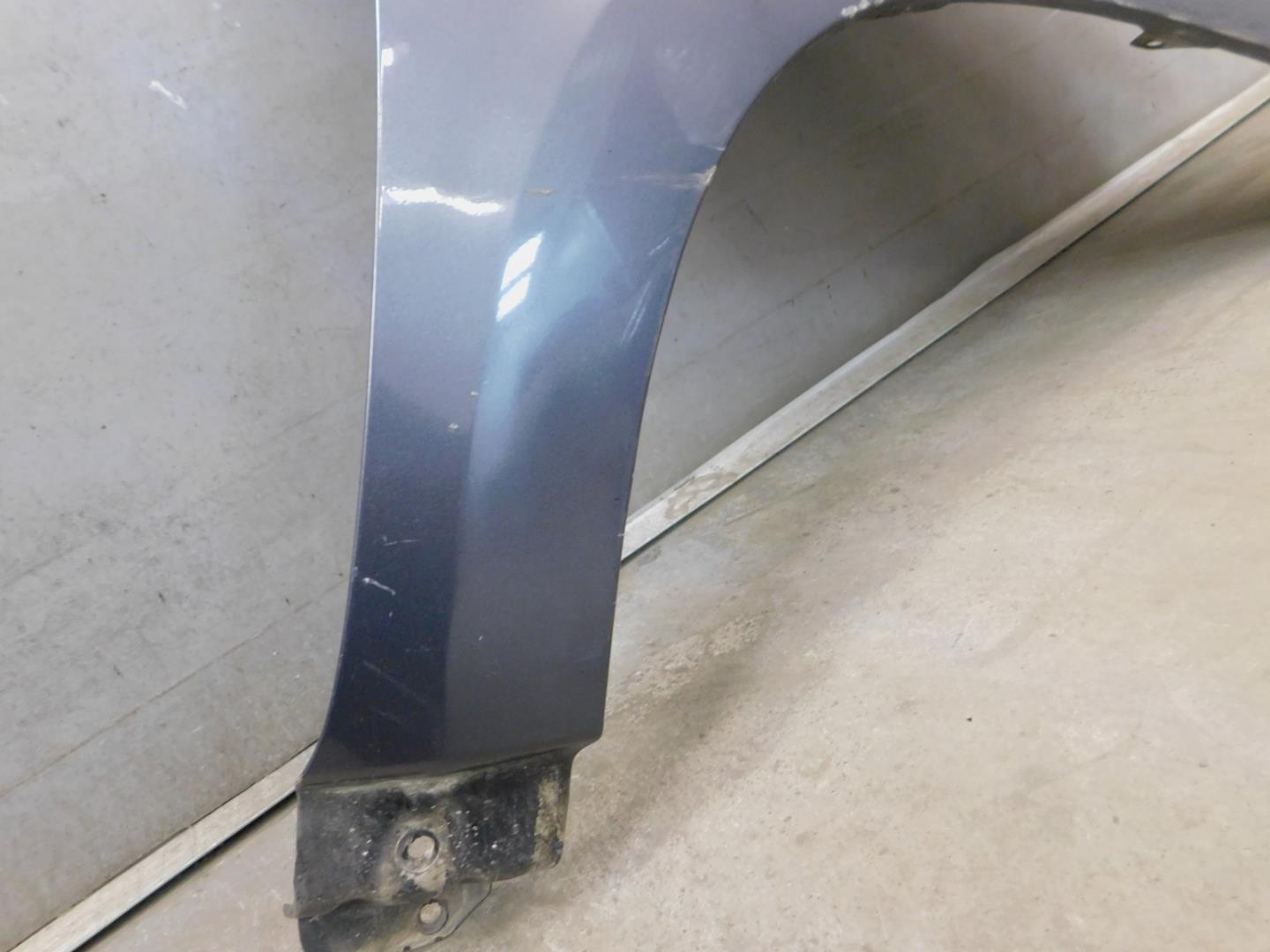 Крыло переднее правое