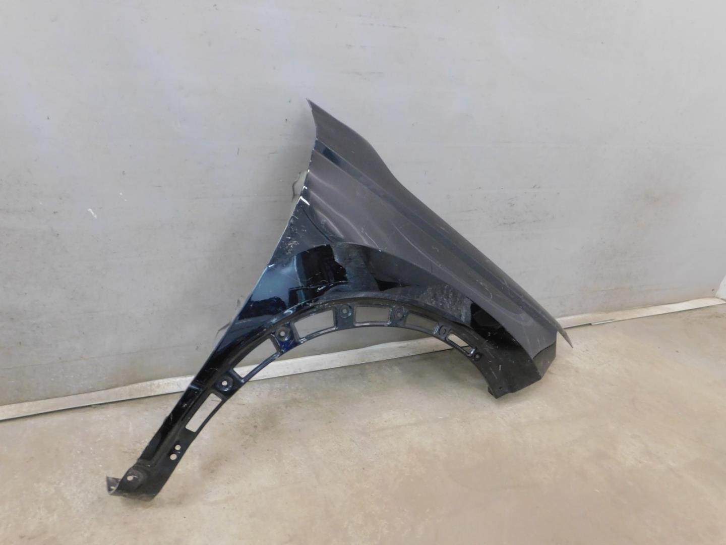 Крыло переднее правое