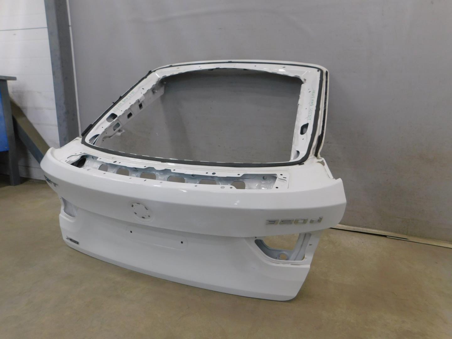 Дверь багажника