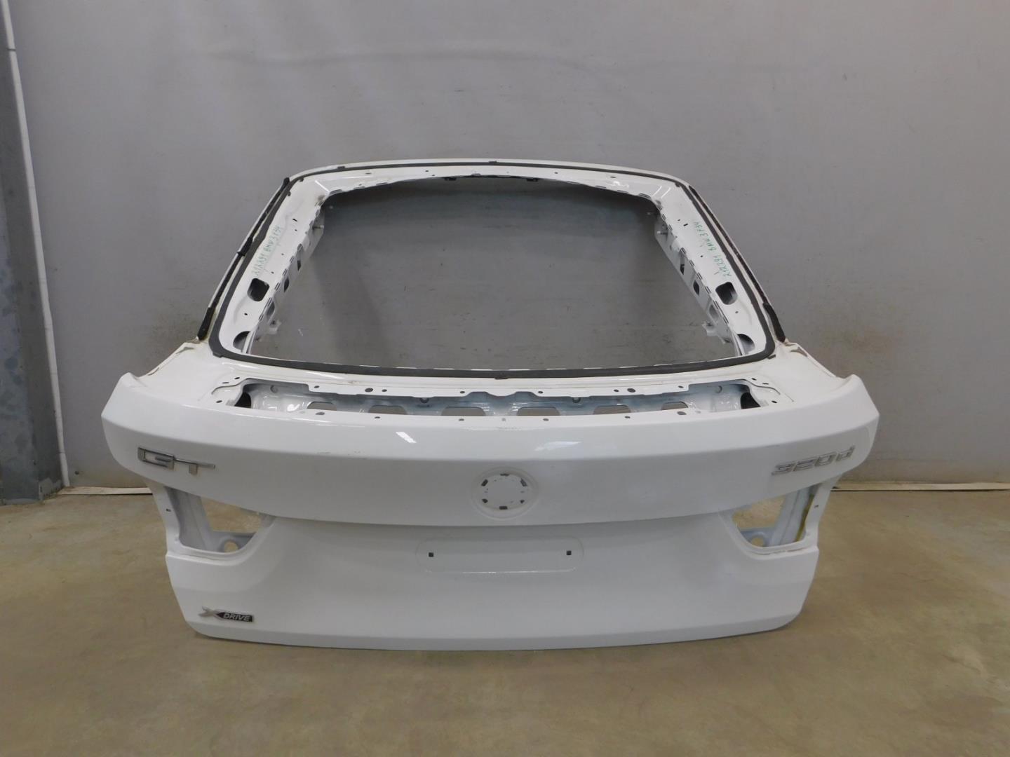 Дверь багажника