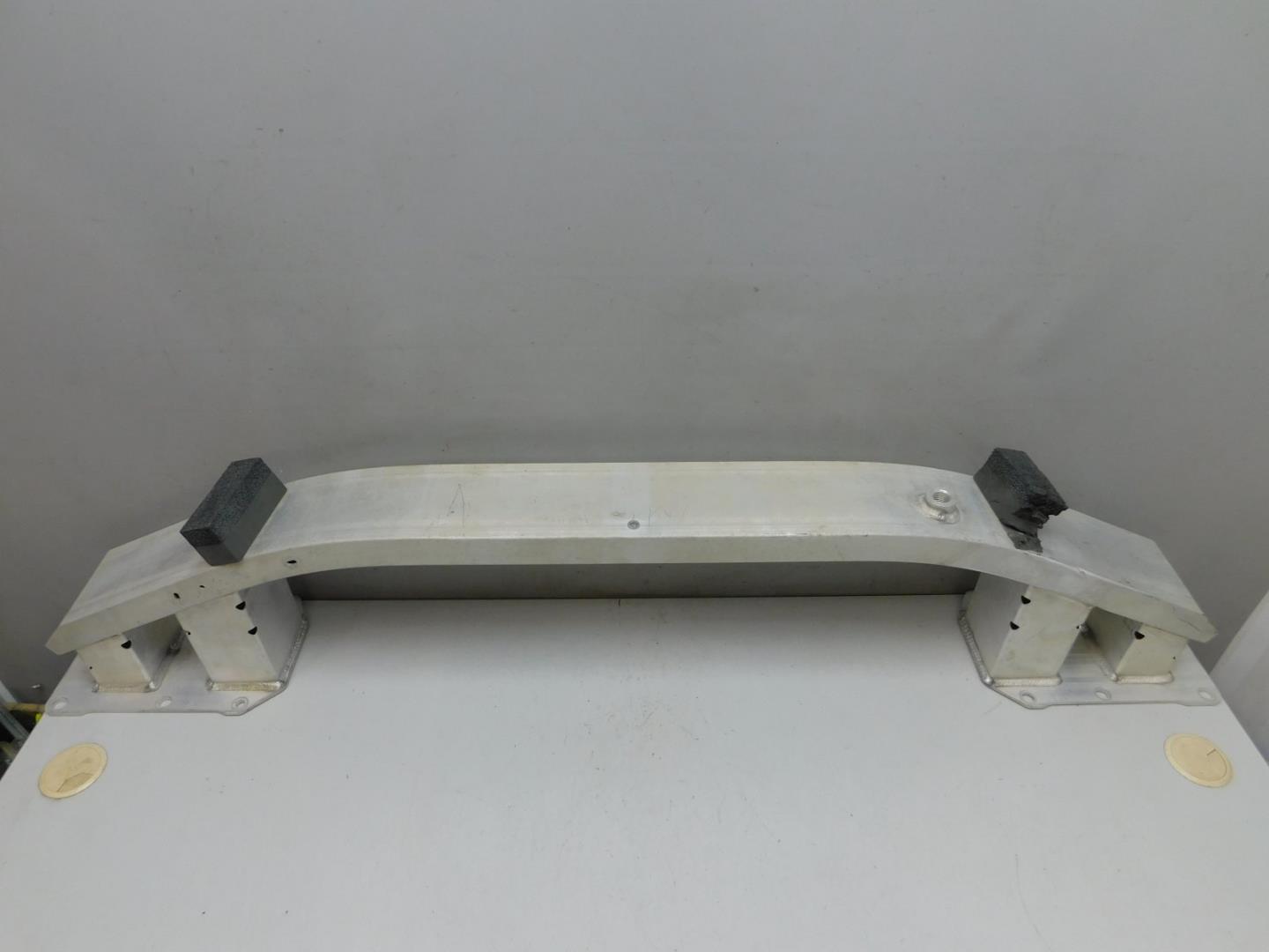 Усилитель переднего бампера