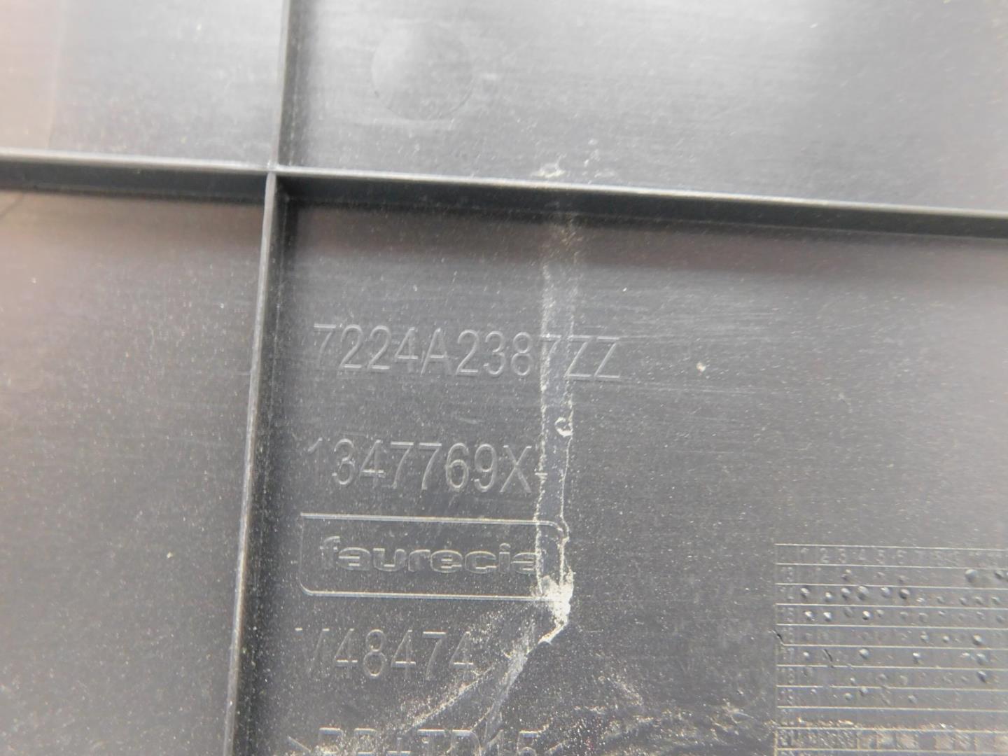 Обшивка двери багажника