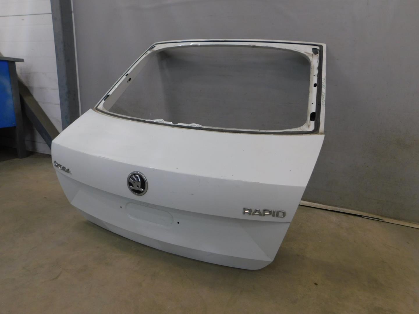 Дверь багажника