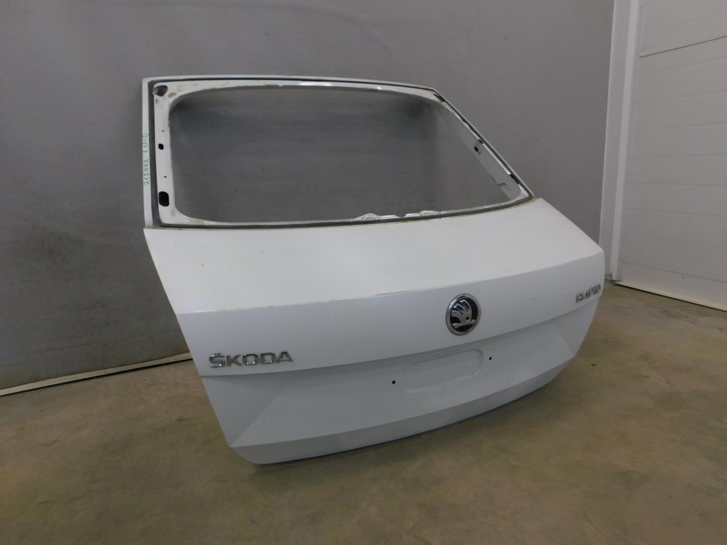 Дверь багажника