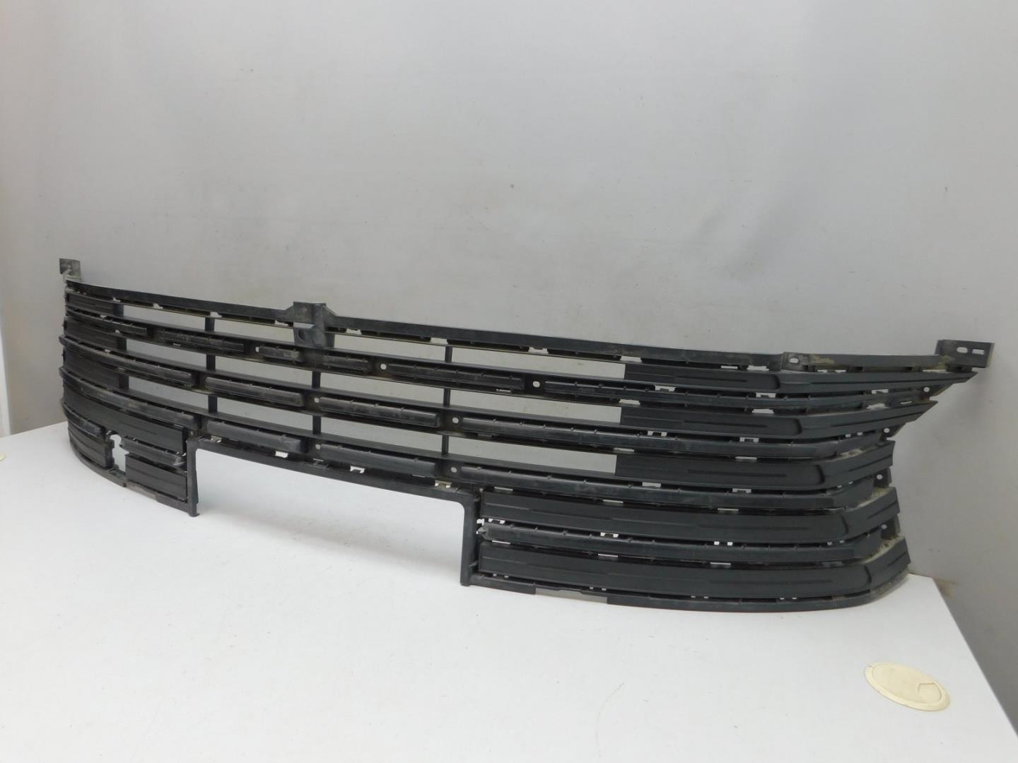 Решетка в бампер центральная