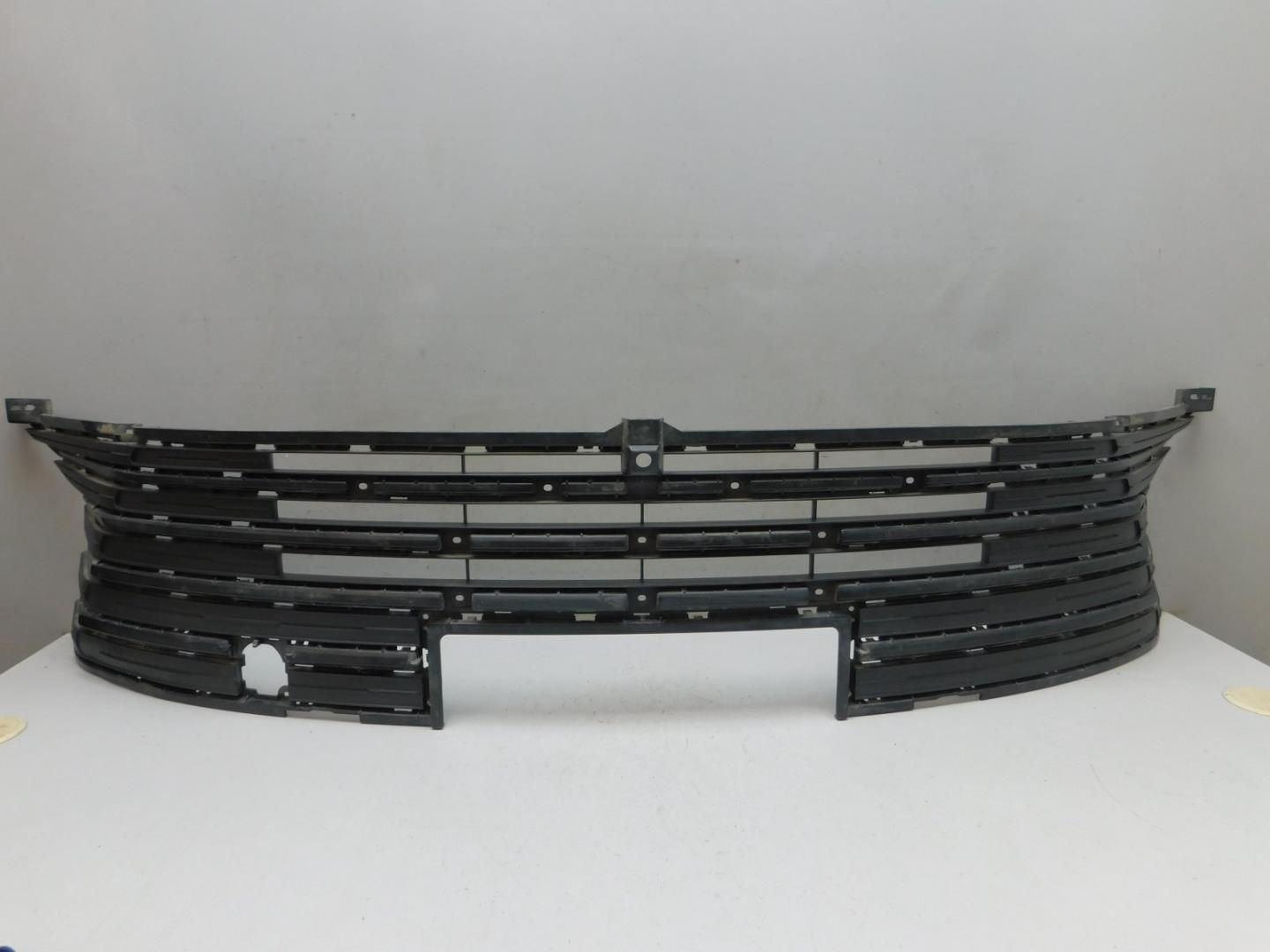 Решетка в бампер центральная