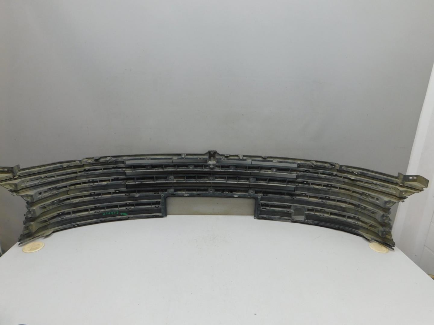 Решетка в бампер центральная