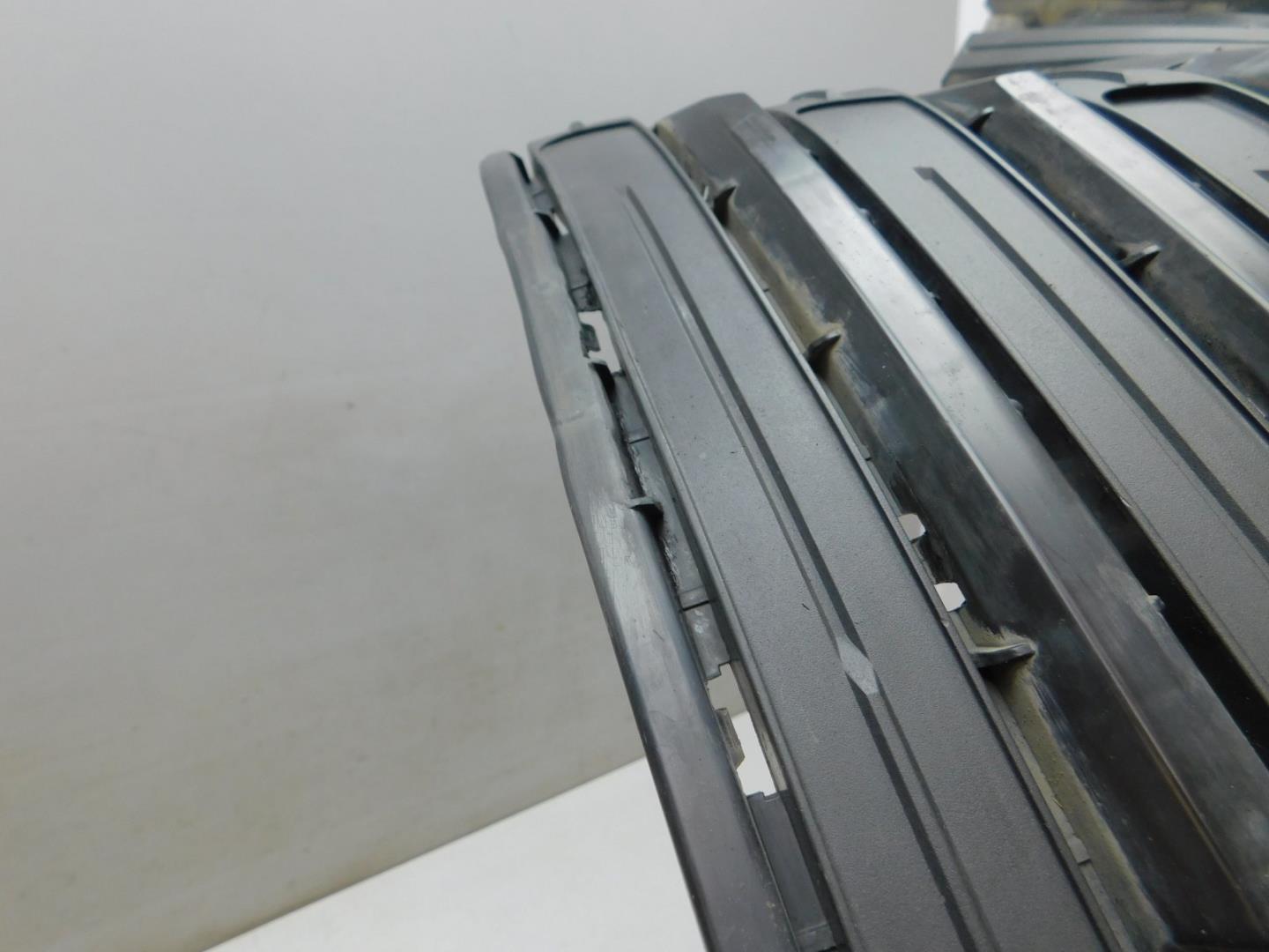 Решетка в бампер центральная